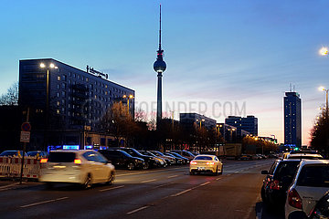 Berlin  Deutschland  Autoverkehr auf der Karl-Marx-Allee am Abend
