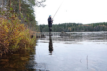 Braenna  Schweden  Junge beim Angeln an einem See