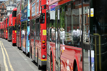 London  Grossbritannien  Busse stehen im Stau