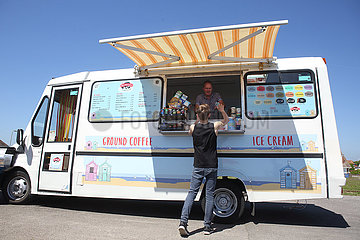 Portsmouth  Grossbritannien  Junge kauft sich an einem Eiswagen ein Eis