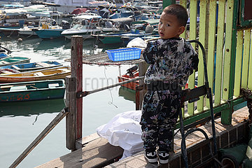 Hong Kong  China  kleiner Junge im Fischerdorf Lei Yue Mun