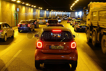Berlin  Deutschland  Autos stehen in einem Tunnel auf der A 100 im Stau