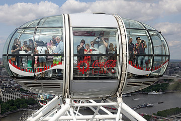 London  Grossbritannien  Menschen in einer Gondel des London Eye