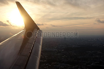 Berlin  Deutschland  Blick auf die Stadt aus einem Flugzeug kurz vor der Landung