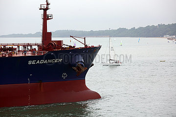 Fawley  Grossbritannien  Oeltanker Seadancer und Segelboote