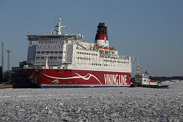 Helsinki  Finnland  Faehre der Viking Line und Schlepper Hector auf der gefrorenen Ostsee