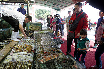 Hong Kong  China  Menschen auf dem Fischmarkt in Lei Yue Mun