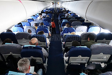 Berlin  Deutschland  Reisende in einem Flugzeug