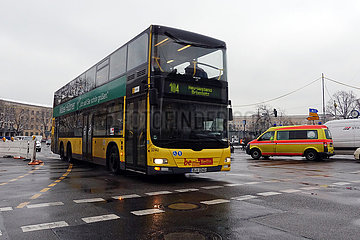 Berlin  Deutschland  Doppeldecker-Bus der BVG-Linie 104 am Platz der Luftbruecke