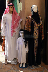 Dubai  Vereinigte Arabische Emirate  Schaufensterpuppen in traditioneller arabischer Kleidung