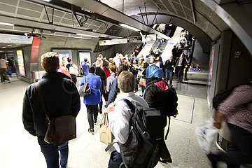 London  Grossbritannien  Menschen in einem Durchgang der U-Bahnstation Waterloo