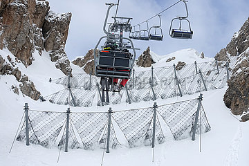 Armentarola  Italien  Schneefangnetze an einem Berghang mit Sessellift