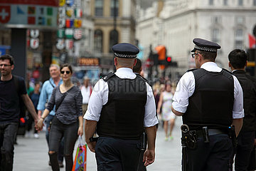 London  Grossbritannien  Polizisten am Leicester Square