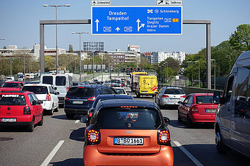 Berlin  Deutschland  Stau auf der A100 in Richtung Sueden an der Abfahrt Innsbrucker Platz