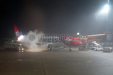 Berlin  Deutschland  Maschine der Fluggesellschaft Edelweiss wird bei Nacht am Flughafen Berlin-Tegel enteist