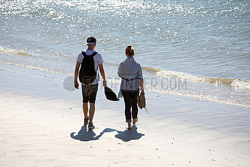 Totland  Grossbritannien  Mutter und Sohn laufen am Strand entlang