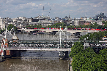 London  Grossbritannien  Blick auf die Hungerford Bridge und die Waterloo Bridge an der Themse