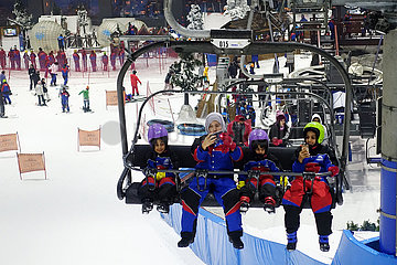 Dubai  Vereinigte Arabische Emirate  Menschen sitzen in der Indoorskihalle Ski Dubai in einem Sessellift