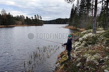 Braenna  Schweden  Junge beim Angeln an einem See