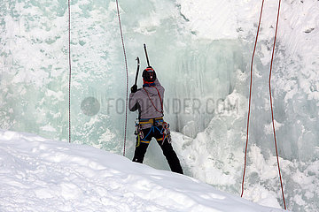 Armentarola  Italien  Kletterer will eine vereiste Bergwand hinauf