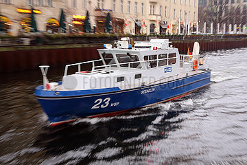 Berlin  Deutschland  Boot der Wasserschutzpolizei Seeadler 23 WSP auf der Spree