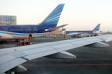 Baku  Aserbaidschan  Maschinen der Azerbaijan Airways auf dem Vorfeld des Heydar Aliyev International Airport