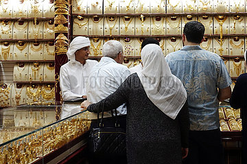 Dubai  Vereinigte Arabische Emirate  Einheimische in einem Juweliergeschaeft des Gold Souq