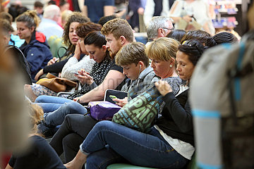 London  Grossbritannien  Passagiere warten im Terminal des Flughafen Gatwick auf den Abflug