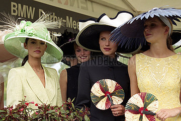 Hamburg  Deutschland  elegant gekleidete Damen beim Hutwettbewerb