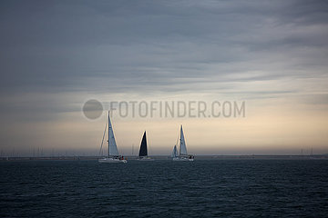 Yarmouth  Grossbritannien  Segelboote bei Gewitterwetter auf dem Solent