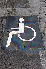 Berlin  Deutschland  Piktogramm auf einem Behindertenparkplatz