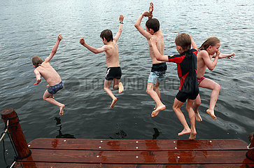Berlin  Deutschland  Kinder springen in Wasser