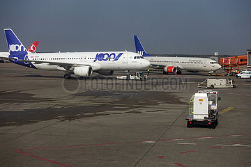 Berlin  Deutschland  Flugzeuge der Joon und der Scandinavian Airlines auf dem Vorfeld des Flughafen Berlin-Tegel
