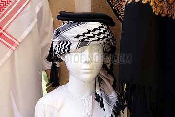 Dubai  Vereinigte Arabische Emirate  Kindliche Schaufensterpuppe in traditioneller arabischer Kleidung