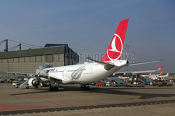 Berlin  Deutschland  Airbus A330 der Fluggesellschaft Turkish Airlines auf dem Vorfeld des Flughafen Berlin-Tegel