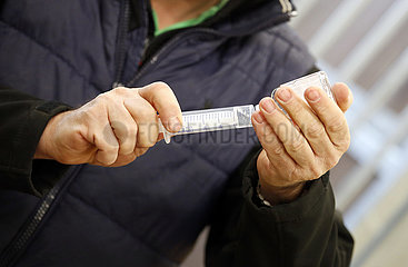 Wardow  Detailaufnahme  Spritze wird mit einem Narkosemittel aufgezogen