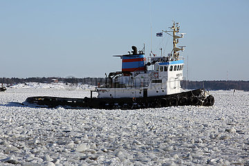 Helsinki  Finnland  Schlepper Hector auf der gefrorenen Ostsee
