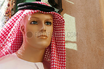 Dubai  Vereinigte Arabische Emirate  Maennliche Schaufensterpuppe in traditioneller arabischer Kleidung