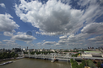 London  Grossbritannien  Blick auf die Hungerford Bridge  den Bahnhof Charing Cross und die Waterloo Bridge an der Themse