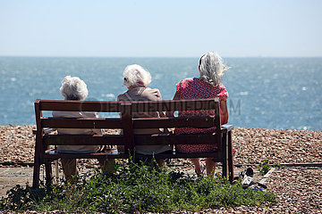Portsmouth  Grossbritannien  Frauen sitzen am Solent auf einer Bank