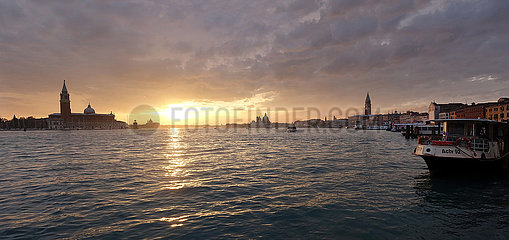 Venedig  Italien  Stadtansicht von der Bucht vor San Marco