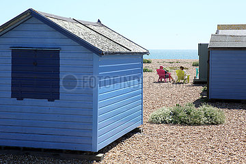Portsmouth  Grossbritannien  Frauen sitzen am Strand und schauen auf den Solent