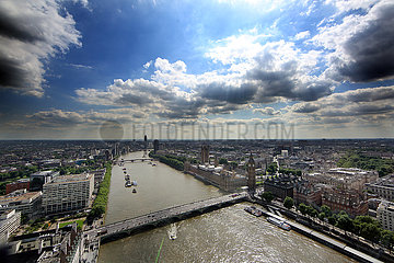 London  Grossbritannien  Blick auf die City mit dem Palace of Westminster und der Westminster Bridge an der Themse