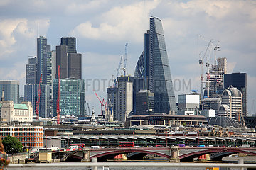 London  Grossbritannien  Stadtansicht mit der Blackfriars Bridge und dem Leadenhall Building