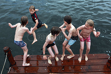 Berlin  Deutschland  Kinder springen in Wasser