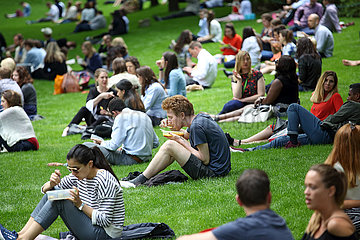 London  Grossbritannien  Menschen sitzen mittags in einem Park auf dem Rasen