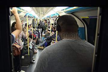 London  Grossbritannien  Menschen in einem U-Bahnwaggon