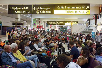 London  Grossbritannien  Passagiere warten im Terminal des Flughafen Gatwick auf den Abflug
