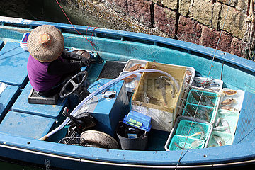 Hong Kong  China  Fischer sitzt im Fischerdorf Lei Yue Mun in seinem Boot