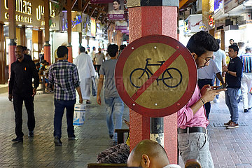 Dubai  Vereinigte Arabische Emirate  Schild - Fahrradfahren verboten - in einer Marktpassage
